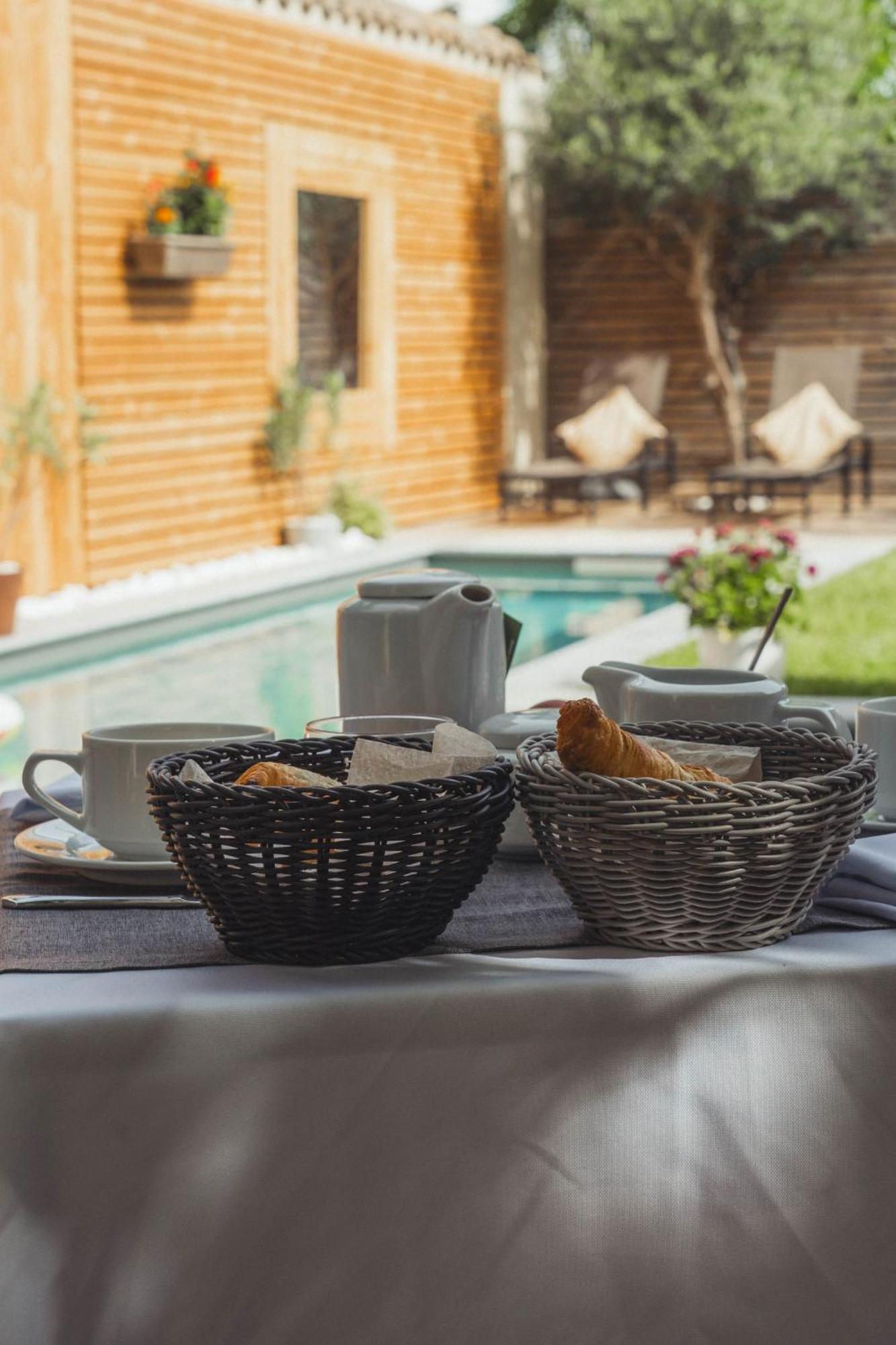 La Domitia - Maison D'Hotes, Massages & Bien-Etre Montbazin Экстерьер фото